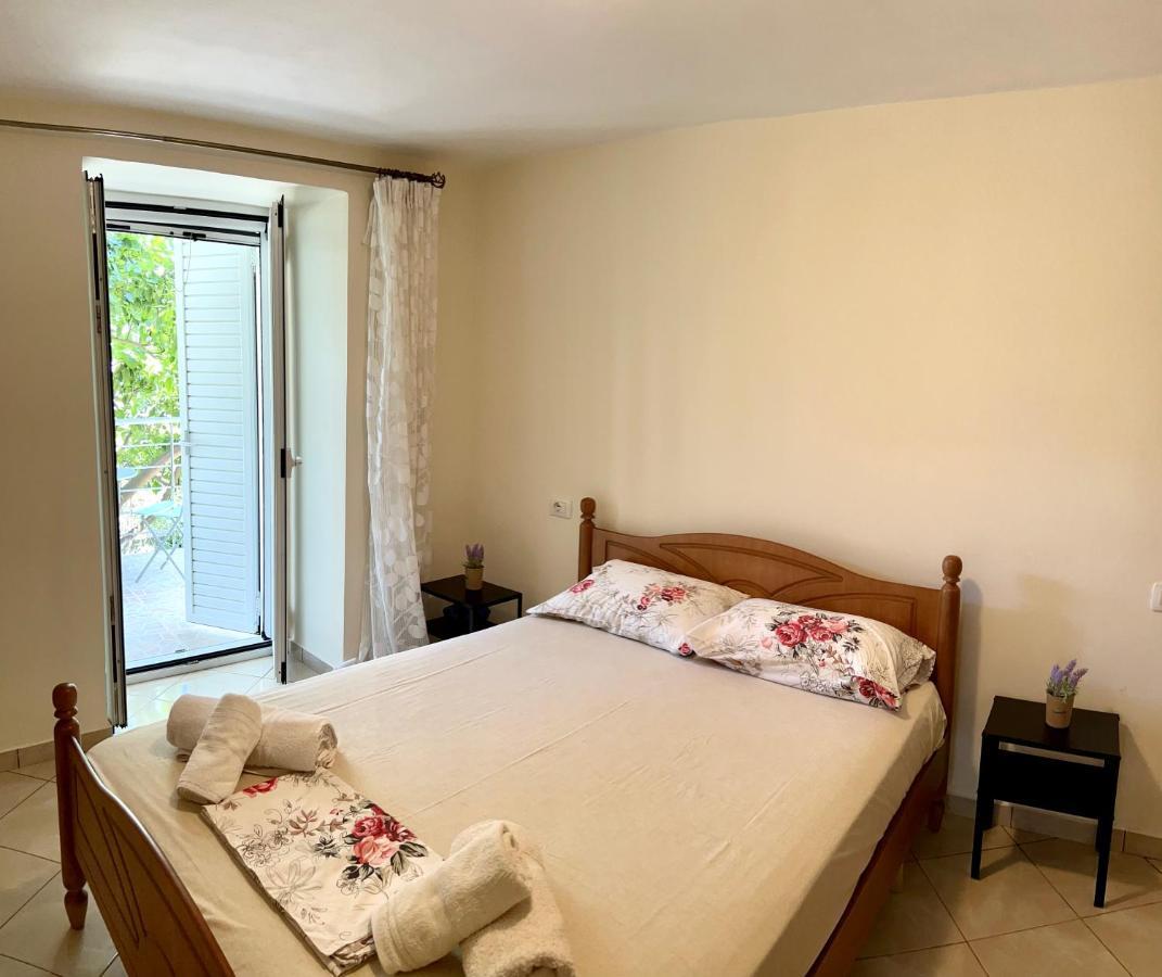 Lucas Apartments Химара Экстерьер фото